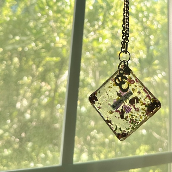 Breathe Deep OM Floral Resin Car Rear View Mirror Key Chain Purse Accessories - Picture 3 of 11